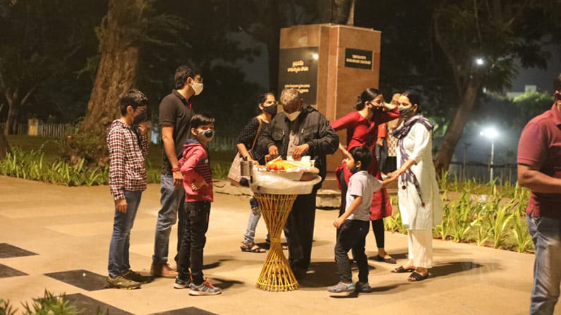 ఇందులో భాగంగానే ప్రతీ ఆదివారం ఆదివారం సాయంత్రం 5 గంటల నుండి రాత్రి 10 గంటల వరకు ట్యాంక్ బండ్ మీదకి వాహనాల రాకపోకలను నిలిపివేస్తున్నారు. ట్యాంక్ బండ్ మీదకి వెళ్లే పర్యాటకుల వాహనాలను కూడా బయటే పార్కింగ్ చేసేలా ఏర్పాట్లు చేశారు. 