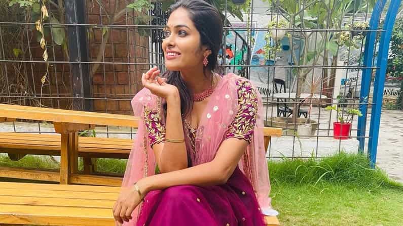 ఆతర్వాత ఈ అమ్మడి ఫాలోయింగ్ విపరీతంగా పెరిగింది. ఇక సోషల్ మీడియాలోనూ ఈ ముద్దుగుమ్మ యమా యాక్టివ్ గా ఉంటుంది.