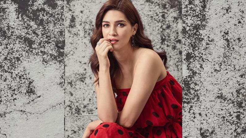 దాంతో ఈ భామ తిరిగి బాలీవుడ్ బాట పట్టింది. అక్కడ వరుస సినిమాలతో ఫుల్ జోష్లో ఉంది ఈ పొడుగుకాళ్ల సుందరి