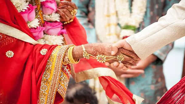షాకింగ్.. నలుగురు పిల్లల తల్లితో 21 ఏళ్ల యువకుడి పెళ్లి.. రెండేళ్లుగా ప్రేమాయణం.. ఆపై ఇలా..