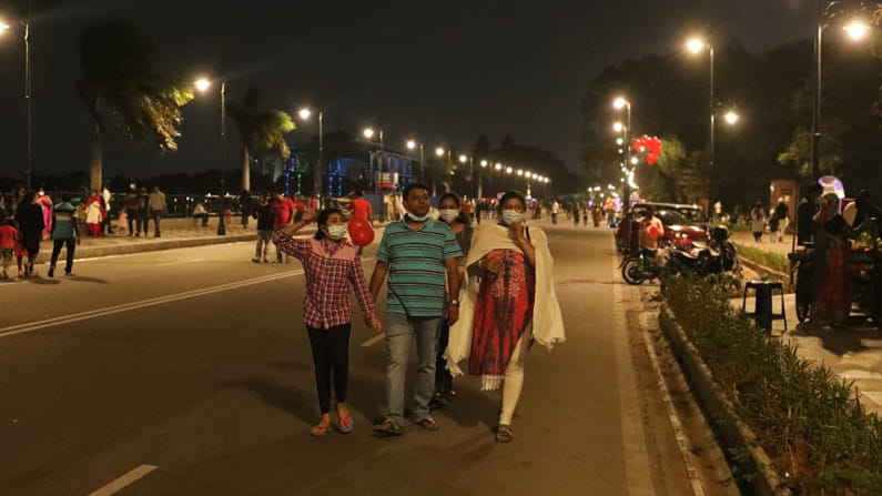 ఈ ఏర్పాట్లు చేసిన మొదటి ఆదివారం (ఆగస్టు 29) రోజున పర్యాటకులు పెద్ద ఎత్తున ట్యాంక్‌బండ్‌పై సందడి చేశారు. కుంటుంబసభ్యులతో సరదగా గడిపారు. చల్లటి సాయంత్రం వేళ విద్యుత్‌ దీపాల కాంతుల్లో ట్యాంక్‌బండ్‌ కొత్త అందాలను కనులారా వీక్షించారు. 