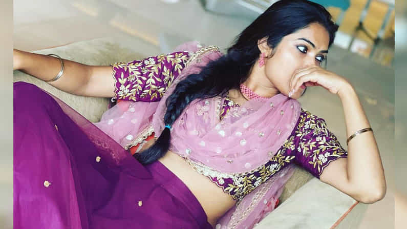 కవ్వించే ఫొటోలతో.. కొంటె చూపులతో ఆకట్టుకుంటోంది ఈ వయ్యారి భామ. దివి లేటెస్ట్ ఫొటోలు నెట్టింట తెగ వైరల్ అవుతున్నాయి.