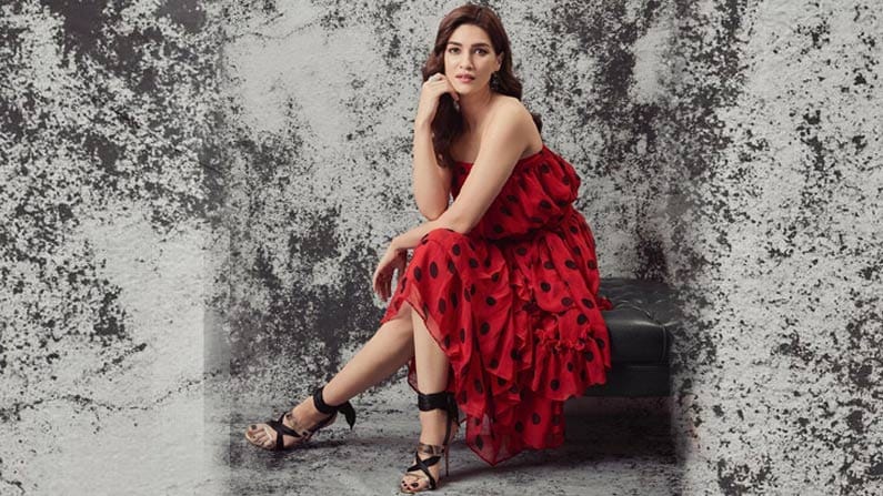 ఆ తర్వాత అక్కినేని యంగ్ హీరో నాగచైతన్య నటించిన దోచేయ్ సినిమాలో హీరోయిన్గా చేసింది. ఈ సినిమా ఆశించిన స్థాయిలో విజయం సాధించలేదు.