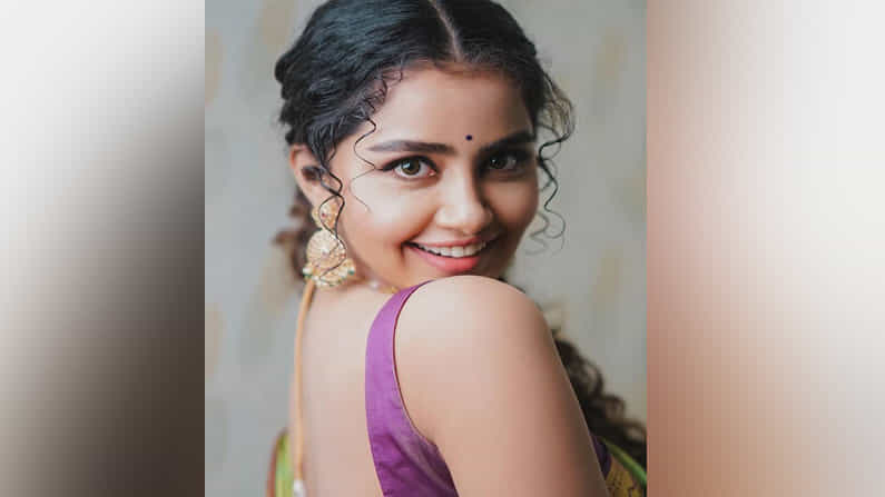 పట్టు చీరలో మెరిసిపోతున్న అను.. అచ్చంగా దేవ కన్యలా కనిపిస్తోందని ఫ్యాన్స్‌ కామెంట్లు కురిపిస్తున్నారు. 