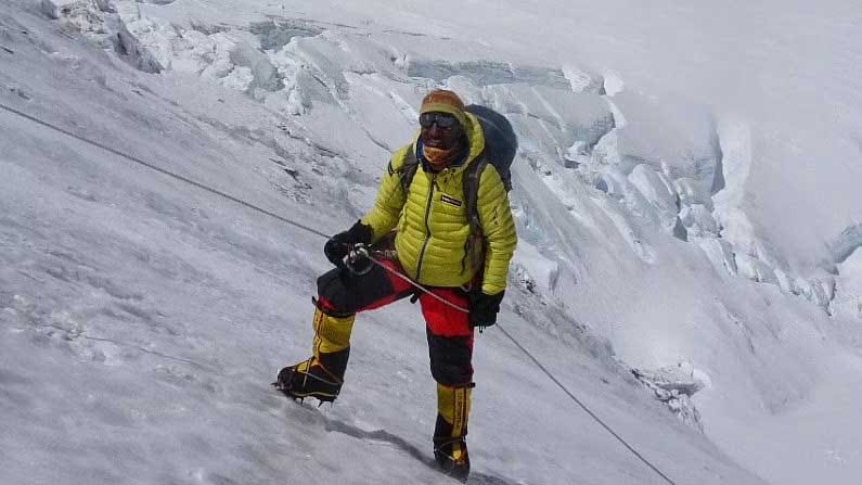  K2 యొక్క మార్గం స్పష్టంగా లేదు.  ఇది త్రిభుజాకరంలో ఉంటుంది పర్వతాలను దాటుకుంటూ వెళ్లాలి. ఈ పర్వతం పూర్తిగా నిర్మానుష్యంగా ఉంది. చాలా దూరం మాత్రమే మంచు ఉంది. 