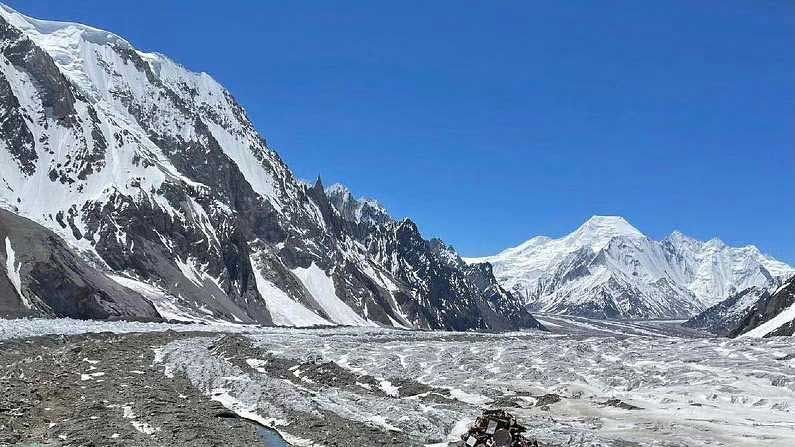 K2 లో ఈ సౌకర్యాలు చాలా తక్కువ. K2 ప్రమాదకరంగా ఉండటానికి మరొక కారణం కూడా ఉంది. ఎవరెస్ట్‌తో పోలిస్తే హిమసంపాతాలు ఇక్కడకు వస్తాయి. ఈ కారణంగా నైపుణ్యంతో పాటు  K2 ఎక్కడానికి అదృష్టం కూడా అవసరం. 