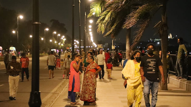  ట్రాఫిక్‌ కారణంగా ట్యాంక్‌బండ్‌పై అందాలను వీక్షించలేకపోతున్నామని ఓ నెటిజన్‌ చేసిన ట్వీట్‌కు స్పందించిన మంత్రి కేటీఆర్‌ స్పందిస్తూ.. ఆదివారం ట్రాఫిక్‌ మళ్లింపు సాధ్యాసాధ్యాలను పరిశీలించమని పోలీస్‌ కమిషనర్‌కు ట్వీట్ చేయడం, పోలీసులు ట్రాఫిక్‌ మళ్లింపు చేస్తున్నట్లు ప్రకటన చేయడం చకచకా జరిగిపోయింది. 