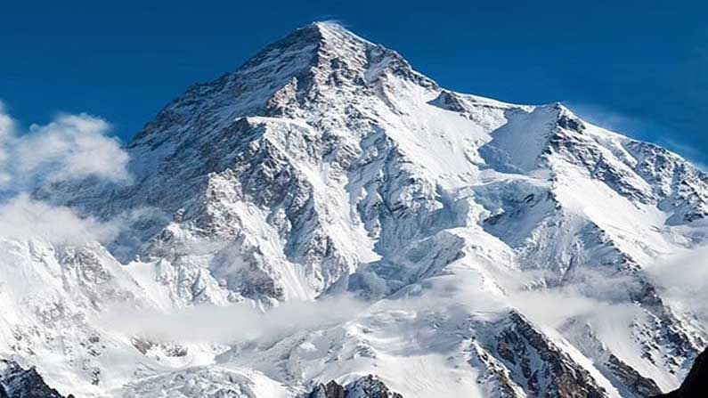  K2 ఎవరెస్ట్‌కు ఉత్తరాన ఉంది. దీని కారణంగా ఇక్కడి వాతావరణం గురించి ఎటువంటి అంచనా వేయలేము. మొత్తంగా ఇక్కడకు వెళ్లడం మాత్రం ప్రమాదమే. 
