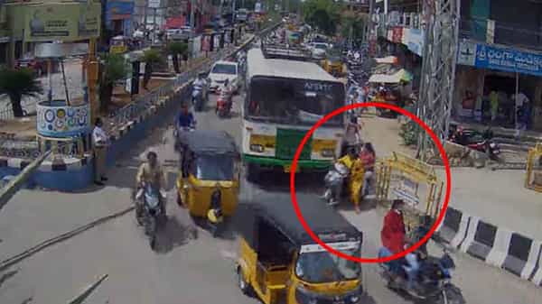 Viral Video: ఒక్క నిమిషం ఆలోచిస్తే బాగుండేది.. రాంగ్ రూటులో వచ్చి కాళ్లు విరొగ్గొట్టుకున్న మహిళలు.. షాకింగ్ వీడియో..