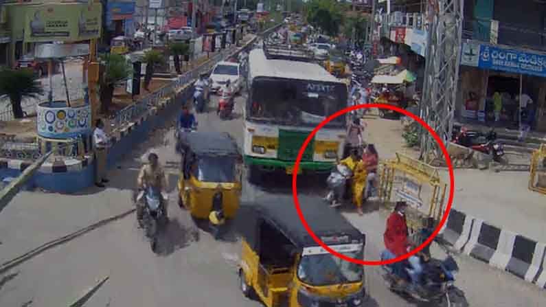 Viral Video: ఒక్క నిమిషం ఆలోచిస్తే బాగుండేది.. రాంగ్ రూటులో వచ్చి కాళ్లు విరొగ్గొట్టుకున్న మహిళలు.. షాకింగ్ వీడియో..