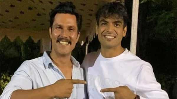 Neeraj Chopra Meets Randeep Hooda: ఫేవరేట్ హీరోని కలుసుకున్న భారత స్టార్ అథ్లెట్..!
