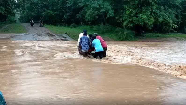 వాగులో చిక్కుకున్న భార్యను చాకచక్యంగా కాపాడిన భర్త.. ఆదిలాబాద్ జిల్లాలో సినీ ఫక్కీ దృశ్యాలు