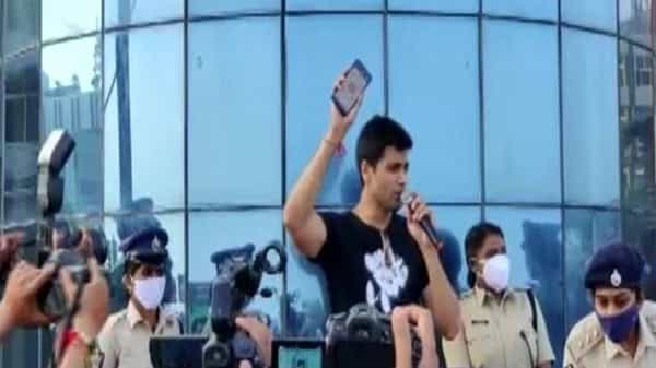 Adivi Sesh: విద్యార్థినులు, మహిళలు దిశ యాప్ డౌన్లోడ్ చేసుకోవాలని హీరో అడవి శేష్ పిలుపు