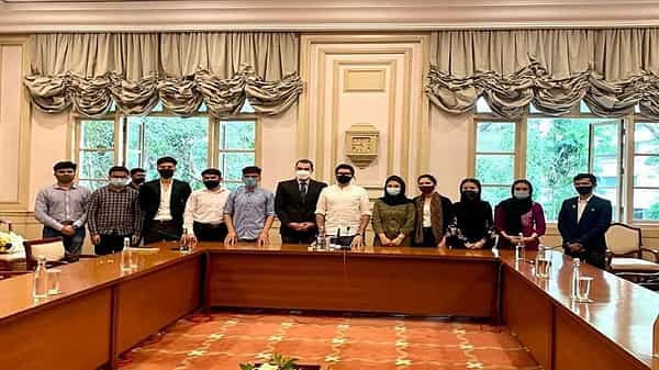 Afghan Students: మంత్రి ఆదిత్య ఠాక్రేని కలిసిన ఆఫ్గాన్ విద్యార్థులు.. స్టూడెంట్ వీసా పొడగించాలని వేడుకోలు..