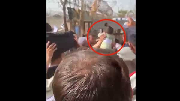 Afghanistan Crisis: పిల్లల్ని ఇచ్చేస్తున్న ఆఫ్ఘన్ మహిళలు.. కాబూల్ ఎయిర్పోర్ట్లో హృదయ విదారకర దృశ్యాలు..