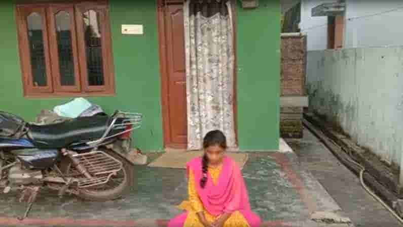 Young lady agitation: న్యాయం చేయండంటూ ప్రేమికుని ఇంటి ముందు మౌనదీక్ష చేస్తున్న యువతి