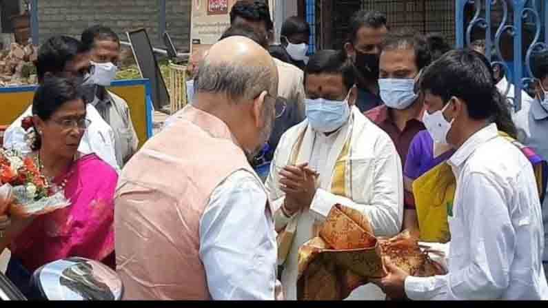 శ్రీశైలం మల్లన్న దర్శనానికి వచ్చిన హోం మంత్రి అమిత్‌షాకు ఏపీ దేవాదాయశాఖ మంత్రి వెల్లంపల్లి శ్రీనివాస్, దేవాదాయ శాఖ కమిషనర్ వాణి మోహన్, శ్రీశైలం ఎమ్మెల్యే శిల్పా చక్రపాణి రెడ్డి, ఆలయ అర్చకస్వాములు పూర్ణకుంభంతో స్వాగతం పలికారు.