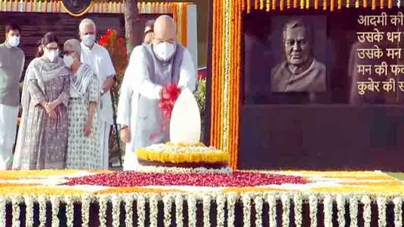సదైవ్ అటల్కు చేరుకొని వాజ్పేయీకి నివాళులర్పించారు ప్రధాని నరేంద్ర మోఢీ. మాజీ ప్రధానమంత్రిగా దేశానికి అటజీ చేసిన సేవలను ఈ సందర్భంగా స్మరించుకున్నారు.