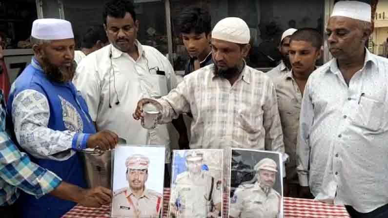Hyderabad: పోలీసులకు పాలాభిషేకం.. సత్వర న్యాయం చేసినందుకు రుణం తీర్చుకున్న బాధితుడు