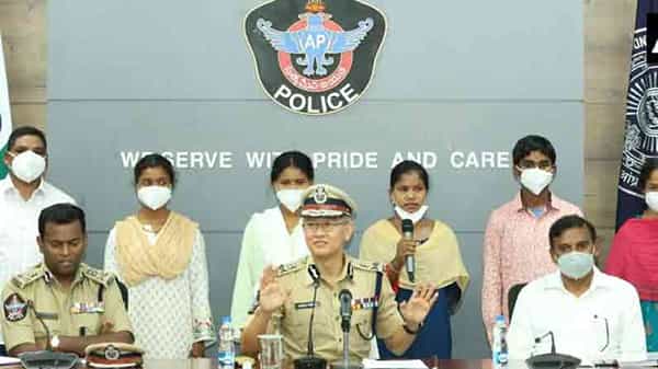 AP: లొంగిపోయిన ఆరుగురు మావోయిస్టులను మీడియా ముందు ప్రవేశపెట్టిన డీజీపీ గౌతమ్ సవాంగ్..
