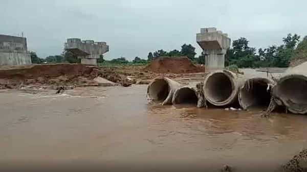 ఏపీలో ఉప్పొంగుతోన్న వాగులు, కొట్టుకుపోయిన వట్టిగెడ్డ కాజ్వే బ్రిడ్జి.. కట్టలేరుకు వరద ఉధృతి, తెగిన రాకపోకలు