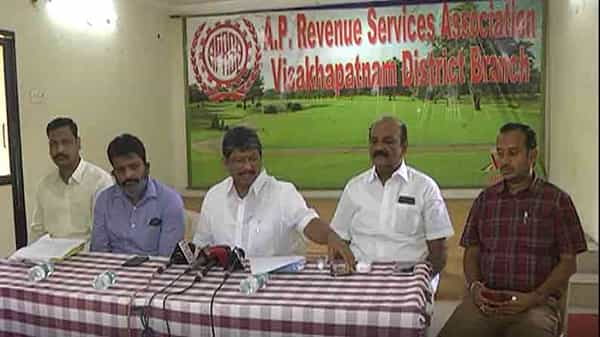 ACB Rides: తహసీల్దార్ కార్యాలయాల్లో ఏసీబీ దాడులపై ఏపీ రెవెన్యూ సర్వీసెస్ అసోసియేషన్ ఆగ్రహం.. మరి మా ఉన్నతాధికారులంతా దేనికని నిలదీత