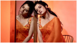 Ashika Ranganath: పట్టుపరికినిలో బుట్టబొమ్మ .. చందమామే చిన్నబోయే సొగసైన చిన్నది..