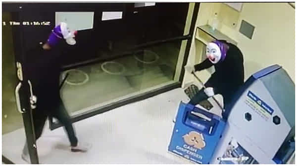 Joker Robbery: హాలీవుడ్ తరహాలో ఏటీఏం చోరీకి యత్నం.. పోలీసులకు ఛాలెంజ్ విసిరిన జోకర్ దొంగ.. వీడియో వైరల్..