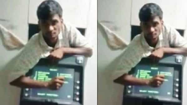 Viral Video: ఎరక్కపోయి వెళ్లాడు.. ఏటీఎంలో ఇరుక్కుపోయాడు.. ఈ సీన్ చూస్తే నవ్వు ఆపుకోలేరు