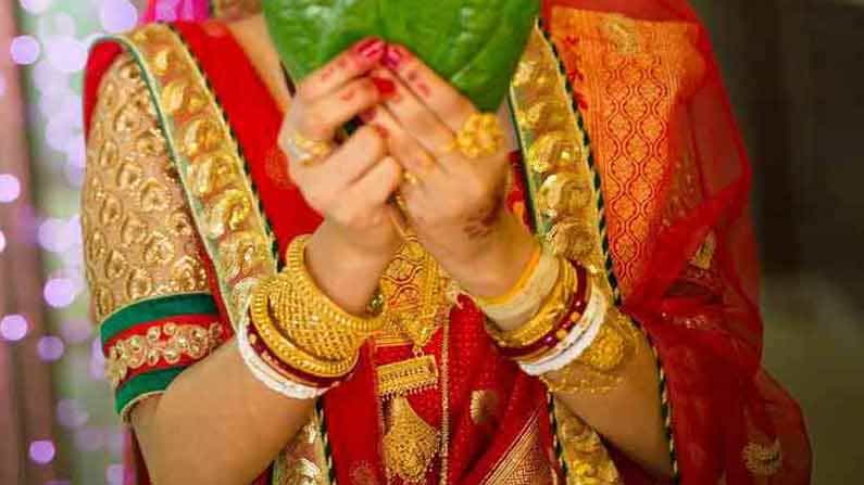 పశ్చిమ బెంగాల్‌లో చిన్న గవ్వలు లేదా ఎర్ర పగడాలతో చేసిన గాజులను చేతులకు వేసుకొనడం పెళ్లయిన ఆడవారికి ఆచారంగా ఉంది