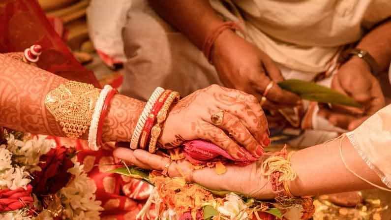 పంజాబులో వధువులు పెళ్ళికి 21 రోజుల ముందు నుండి కాని, లేదా పెళ్ళి తరువాత సంవత్సరం వరకు ఏనుగు దంతంతో చేసిన గాజులని ధరించడం సంప్రదాయం. 