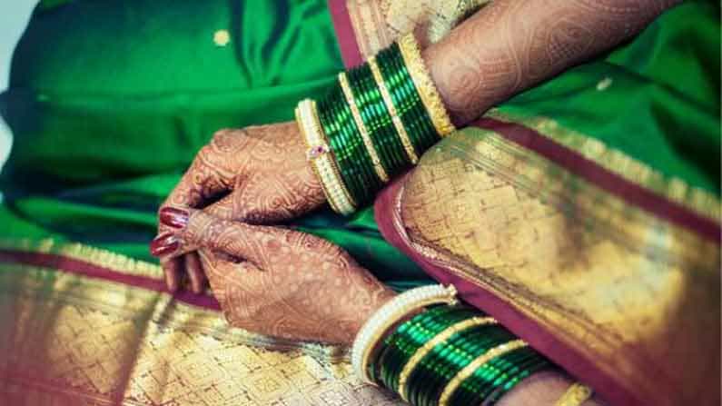 మహారాష్ర్ట, కర్నాటక, ఆంధ్రలో పెళ్ళికూతురు పచ్చగాజులు ధరించడం ఆనవాయితీ. పచ్చరంగు శుభానికి పతీకగా భావిస్తారు.
