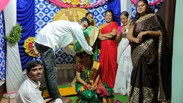 పెద్దలు కుదిర్చిన పెళ్లి వద్దంటూ డయల్ 100 కి ఫోన్ చేసిన యువతి.. చివరి ట్విస్ట్ ఇంట్రెస్టింగ్