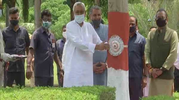 Vruksha Bandhan:చెట్లకు రాఖీ కట్టిన బీహార్ ముఖ్యమంత్రి నితీష్ కుమార్.. ఎందుకు అలా చేశాడంటే..?