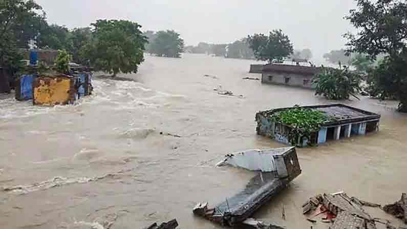 Heavy floods: నీట మునిగిన రాజధాని నగరం.. ప్రమాద స్థాయికి చేరిన గంగానది నీటి మట్టం..