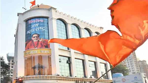 Political Row: వీధిపోరాటాలకు కారణమవుతున్న డైలాగ్వార్.. తన్నుకున్న రెండు పార్టీల కార్యకర్తలు..