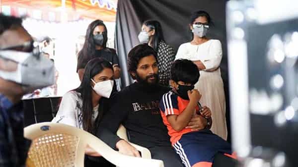 Allu Arjun: శాకుంతలంసెట్లో ఐకాన్ స్టార్... కూతురి యాక్టింగ్ చూసి మురిసిపోయిన బన్నీ