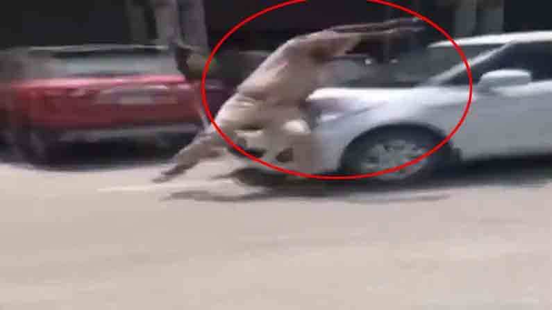 Car Hit: తనిఖీ చేస్తుండగా దూసుకొచ్చిన కారు.. మద్యం మత్తులో పోలీసులను ఢీ కొట్టాడు.. కట్ చేస్తే..