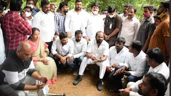 OU: ఉస్మానియా హాస్టల్స్ దగ్గర మంత్రి శ్రీనివాస్ గౌడ్, డిప్యూటీ స్పీకర్ మోతే శ్రీలత చాయ్ పే చర్చ