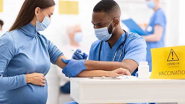 Corona Vaccine: మహిళలు టీకా తీసుకుంటే గర్భధారణకు ఇబ్బంది కలుగుతుందా? నిపుణులు ఏం చెబుతున్నారు?