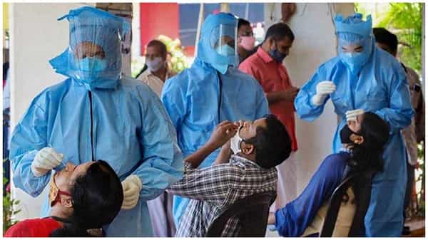 Telangana Corona: తెలంగాణలో స్థిరంగా కొనసాగుతున్న కరోనా వైరస్.. అక్కడ మాత్రం తగ్గని పాజిటివ్ కేసులు