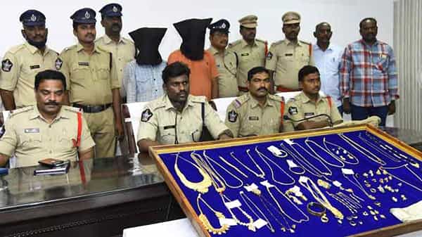 AP Crime News: కర్నూల్ జిల్లాలో ఇద్దరు దొంగల అరెస్ట్.. కోటి విలువ చేసే బంగారు ఆభరణాలు స్వాధీనం..