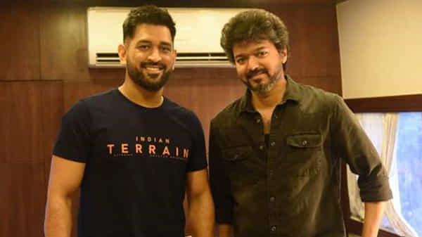 Vijay-Dhoni: విజయ్ని కలిసిన క్రికెటర్ ధోనీ.. వివాదంగా మారిన పోస్టర్లు.. ఇంతకీ అందులో ఏముందంటే..