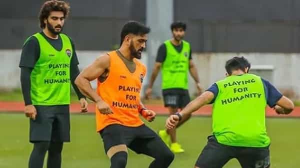కొత్త హెయిర్ స్టైల్తో ఫుట్బాల్లోకి ఎంట్రీ.. బాలీవుడ్ తారలతో కలిసి సందడి చేసిన మిస్టర్ కూల్