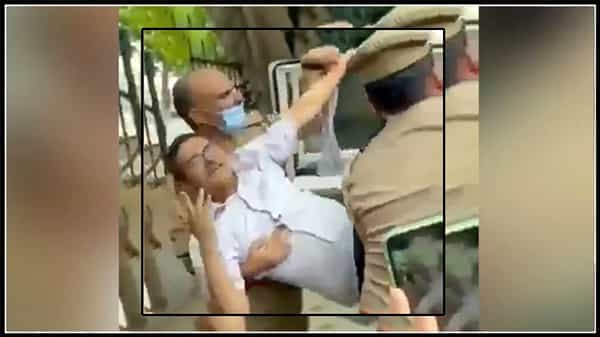 ఓ మాజీ పోలీసు అధికారిని బలవంతంగా వ్యాన్ లో కుక్కేసిన పోలీసులు..ఎక్కడంటే .?