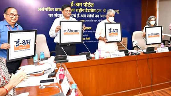E-Shram Portal: ఈ-శ్రమ్ పోర్టల్ను ప్రారంభించిన కేంద్ర మంత్రి.. కార్మికులు తమ పేర్లను ఎలా నమోదు చేసుకోవాలంటే..