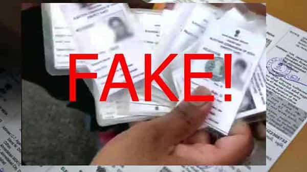 Fake Voter IDs: ఎన్నికల సంఘం వెబ్సైట్ను హ్యాక్.. 10 వేలకు పైగా నకిలీ ఓటర్ ఐడి కార్డులు.. నలుగురు యువకులు అరెస్టు..