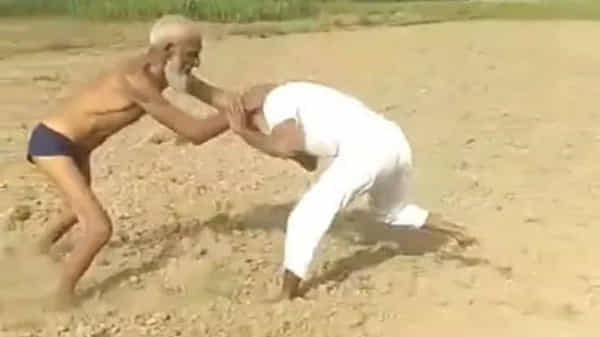 Viral Video: బాప్ రే తాతలా మజాకా.. ఈ ఏజ్లోనూ ఇంత ఎనర్జీనా.. వీడియో చూస్తే షాక్ అవుతారు..