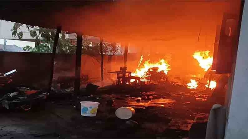 Fire Accident: భద్రాద్రి కొత్తగూడెం జిల్లాలో భారీ అగ్నిప్రమాదం.. బాణసంచా పేలి మహిళ సజీవ దహనం, మరొకరి పరిస్థితి విషమం