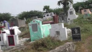 కర్నూలు జిల్లాలో దారుణం.. స్థలం తక్కువుందని వృద్ధురాలి అంత్యక్రియలు అడ్డుకున్న వైనం..